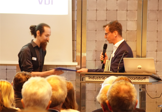 Preisträger Marc Krause (links) mit Prof. Klein (rechts) vom Niederrheinischen Bezirksverein
